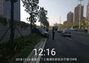 路见交通事故，帮忙维持秩序 --金桥辅警项目协助维持交通秩序