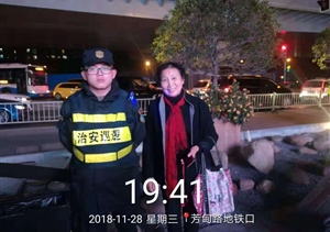 拾金不昧树新风系列报道 --洋泾辅警项目拾到手机交还失主