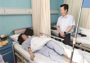 保安尽职履责负轻伤   领导病房探望暖人心 ——杜明杰副总经理探