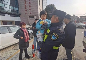 路遇迷途小朋友，辅助队员护安全 ——周浦辅警项目队员帮助走失孩