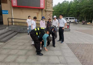 老人踩空台阶摔倒  保安闻讯赶来施救 ——宗保公司驻长兴岛市容项