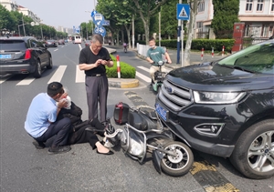 老人交通事故受伤 特保积极妥善救助——公司驻莘庄梅陇交通辅警救