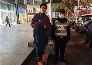 队员巡逻捡背包 及时归还获感谢—陆家嘴综合管理项目队员捡到背包