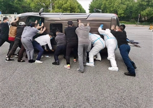 路遇侧翻车辆 队员及时救助—陆家嘴崂山项目队员及时救助被困驾驶