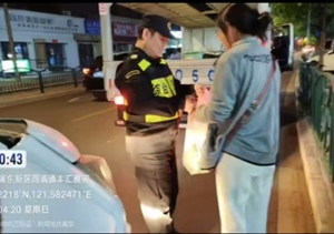 宗保员工恪守职业底线 拒收摊贩礼品